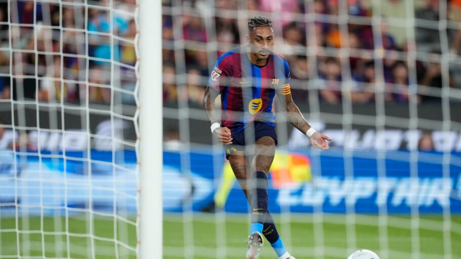  El delantero del FC Barcelona Raphinha marca su gol durante el partido de la primera jornada de LaLiga que FC Barcelona y Athletic Club de Bilbao disputan este jueves en el Camp Nou. 