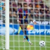  El delantero del FC Barcelona Raphinha marca su gol durante el partido de la primera jornada de LaLiga que FC Barcelona y Athletic Club de Bilbao disputan este jueves en el Camp Nou. 