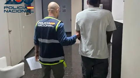 Tres detenidos en Palma por asaltar una vivienda y encañonar, maniatar y amenazar de muerte a una familia. Tres detenidos en Palma por asaltar una vivienda y encañonar, maniatar y amenazar de muerte a una familia.
