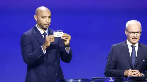 Thierry Henry muestra el nombre del Real Madrid. Thierry Henry muestra el nombre del Real Madrid.