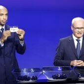 Thierry Henry muestra el nombre del Real Madrid.
