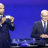 Thierry Henry muestra el nombre del Real Madrid. Thierry Henry muestra el nombre del Real Madrid.