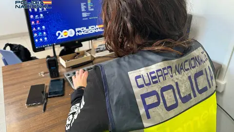 Una agente de la Policía Nacional. Una agente de la Policía Nacional.