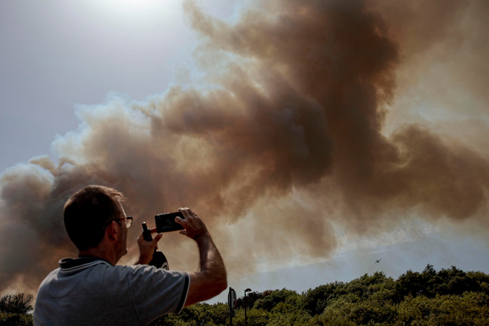Tres medios aéreos y seis dotaciones de bomberos municipales de València trabajan en la extinción de un incendio declarado en la Gola de Pujol, dentro de la Devesa de El Saler, un espacio protegido perteneciente al parque natural de la Albufera. Tres medios aéreos y seis dotaciones de bomberos municipales de València trabajan en la extinción de un incendio declarado en la Gola de Pujol, dentro de la Devesa de El Saler, un espacio protegido perteneciente al parque natural de la Albufera.