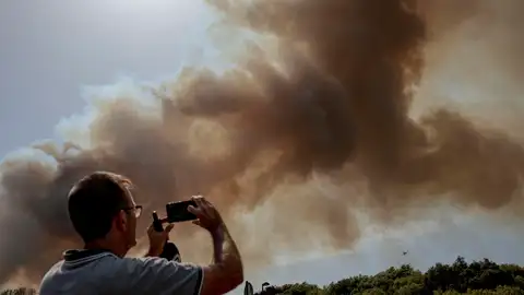 Tres medios aéreos y seis dotaciones de bomberos municipales de València trabajan en la extinción de un incendio declarado en la Gola de Pujol, dentro de la Devesa de El Saler, un espacio protegido perteneciente al parque natural de la Albufera. Tres medios aéreos y seis dotaciones de bomberos municipales de València trabajan en la extinción de un incendio declarado en la Gola de Pujol, dentro de la Devesa de El Saler, un espacio protegido perteneciente al parque natural de la Albufera.