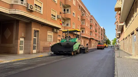Labores de esfaltado en la calle Alfonso Sánchez Torres, en el barrio de Carrús. Labores de esfaltado en la calle Alfonso Sánchez Torres, en el barrio de Carrús.