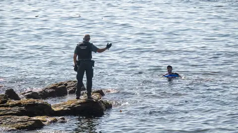 Doce migrantes detenidos en Ceuta por lanzar piedras de grandes dimensiones a cuatro militares Doce migrantes detenidos en Ceuta por lanzar piedras de grandes dimensiones a cuatro militares