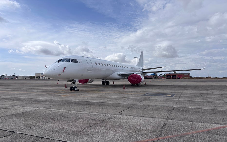 Un Embraer 190 estrena la nueva Base de Mantenimiento en Línea de Aeronaves del Aeropuerto de León Un Embraer 190 estrena la nueva Base de Mantenimiento en Línea de Aeronaves del Aeropuerto de León