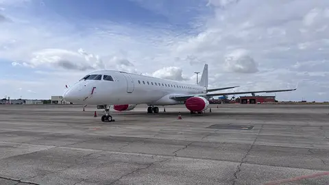 Un Embraer 190 estrena la nueva Base de Mantenimiento en Línea de Aeronaves del Aeropuerto de León Un Embraer 190 estrena la nueva Base de Mantenimiento en Línea de Aeronaves del Aeropuerto de León