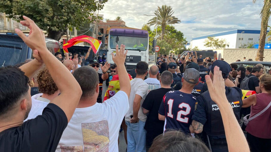 Ciudadanos impiden el acceso a miembros de Cruz Roja para entregar alimentos a los migrantes en la playa del Trampol&iacute;n, este jueves en Ceuta.