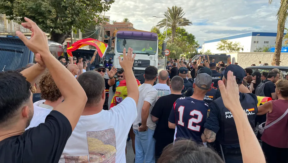Ciudadanos impiden el acceso a miembros de Cruz Roja para entregar alimentos a los migrantes en la playa del Trampolín, este jueves en Ceuta. Ciudadanos impiden el acceso a miembros de Cruz Roja para entregar alimentos a los migrantes en la playa del Trampolín, este jueves en Ceuta.