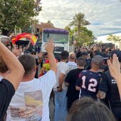 Ciudadanos impiden el acceso a miembros de Cruz Roja para entregar alimentos a los migrantes en la playa del Trampolín, este jueves en Ceuta.