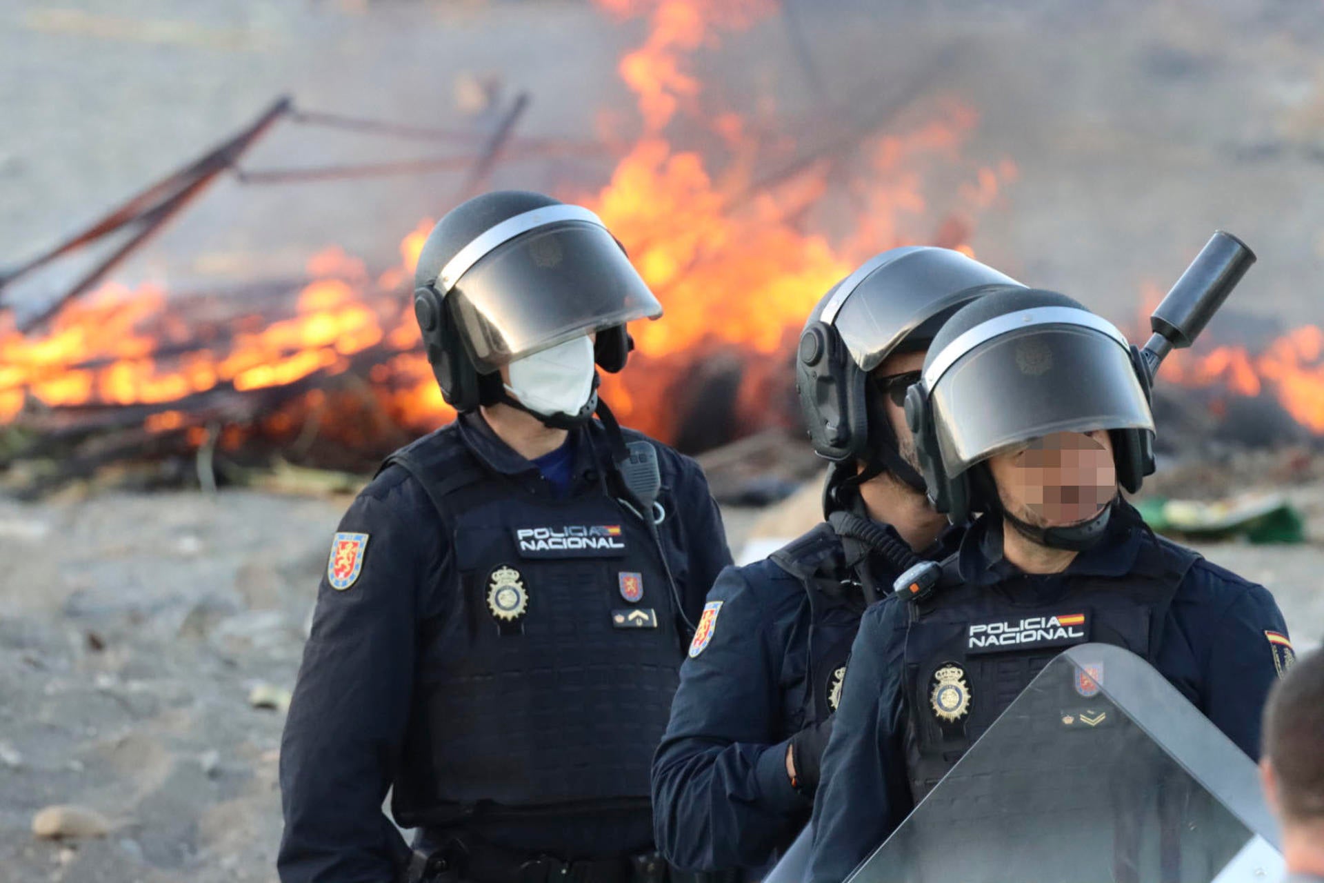La policía dispersa a los manifestantes en Ceuta después de que un grupo de personas prendiera fuego a los asentamientos de migrantes La policía dispersa a los manifestantes en Ceuta después de que un grupo de personas prendiera fuego a los asentamientos de migrantes