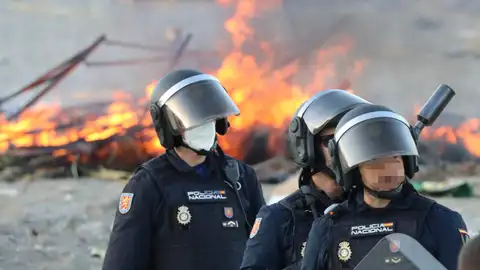 Presencia policial para evitar que continúen los incendios en las chozas constituidas por los migrantes en la playa del Trampolín este jueves en Ceuta. Presencia policial para evitar que continúen los incendios en las chozas constituidas por los migrantes en la playa del Trampolín este jueves en Ceuta.