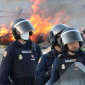 Presencia policial para evitar que continúen los incendios en las chozas constituidas por los migrantes en la playa del Trampolín este jueves en Ceuta. 