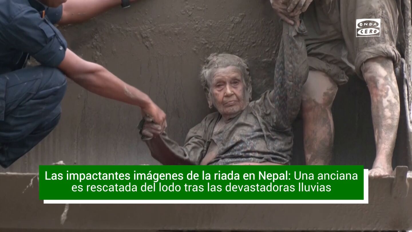 Rescate de una anciana en Nepal.