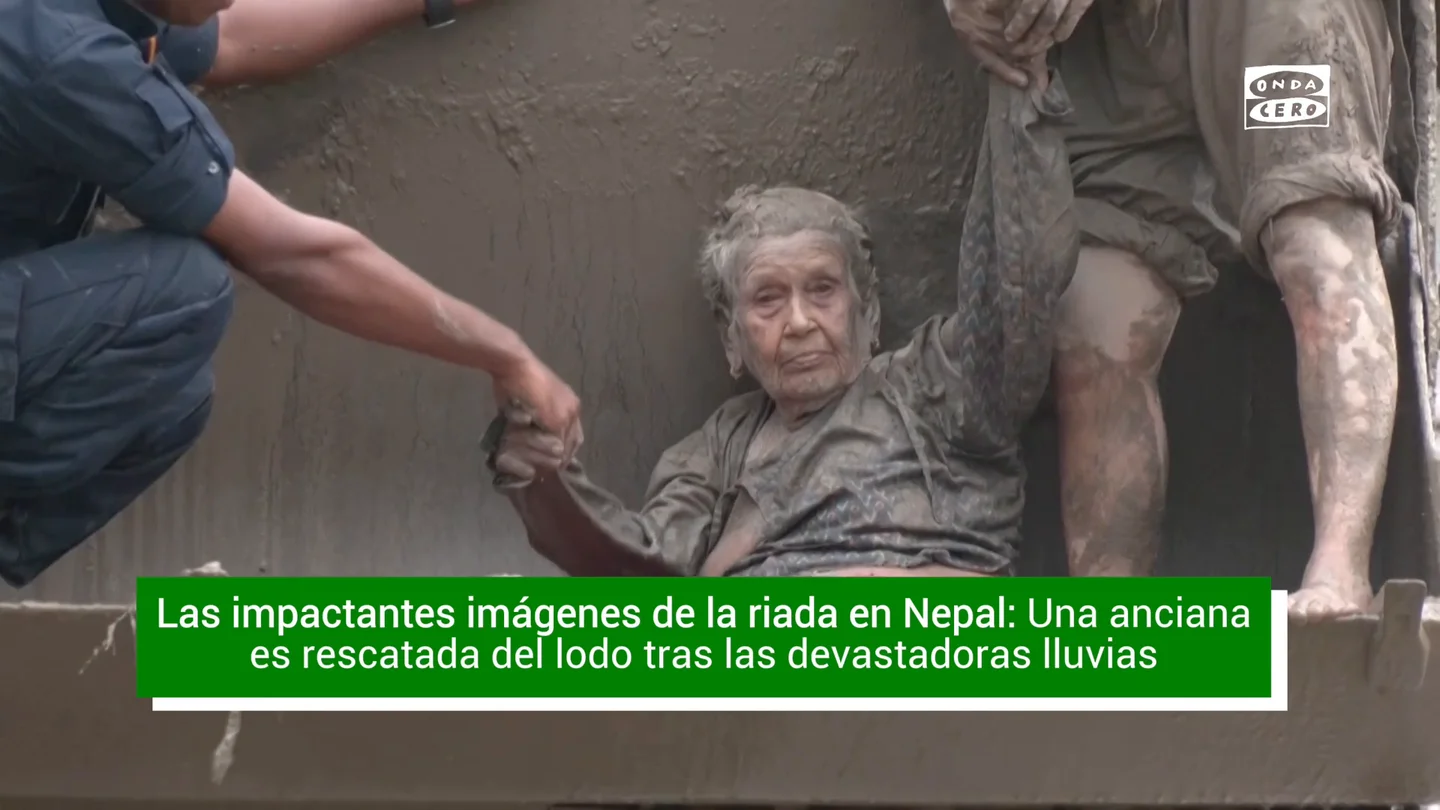 Rescate de una anciana en Nepal. Rescate de una anciana en Nepal.
