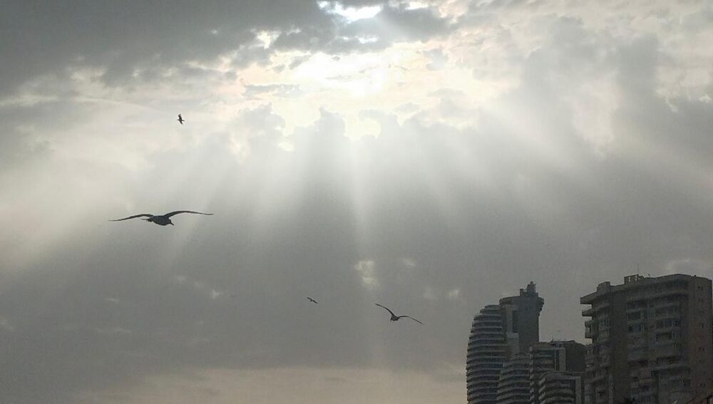 El cielo sobre el litoral alicantino ya presagiaba desde la tarde anterior la entrada de una densa capa de nubes que ha terminado por condicionar la visibilidad del eclipse