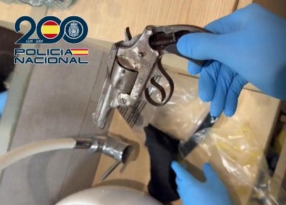 La Policia detiene a tres hombres por robar violentamente 32.000 euros en un salón de juego de Alzira La Policia detiene a tres hombres por robar violentamente 32.000 euros en un salón de juego de Alzira