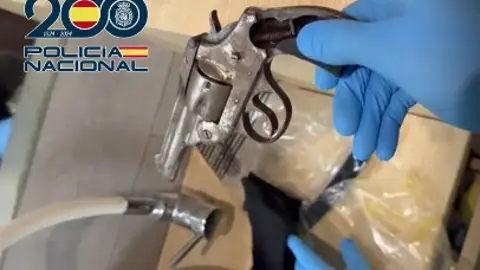 La Policia detiene a tres hombres por robar violentamente 32.000 euros en un salón de juego de Alzira La Policia detiene a tres hombres por robar violentamente 32.000 euros en un salón de juego de Alzira