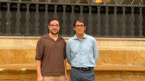 El secretario general de la Agrupaci&oacute;n Socialista de Palma, Iago Negueruela (derecha), y Pepe Mart&iacute;nez, secretario general de la Agrupaci&oacute;n Socialista de Palma-Nord.