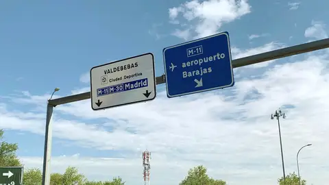Señales que muestran los desvíos hacia Valdebebas o hacia el aeropuerto de Barajas. Señales que muestran los desvíos hacia Valdebebas o hacia el aeropuerto de Barajas.