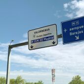 Señales que muestran los desvíos hacia Valdebebas o hacia el aeropuerto de Barajas.