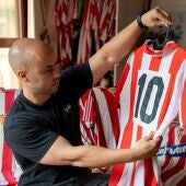 Seve y una de sus camisetas