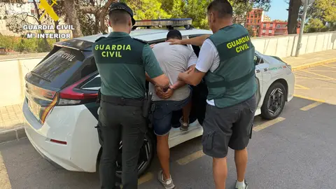 Detenido en la Vall d’Uixó un hombre acusado de robar en vehículos de reparto y usar tarjetas sustraídas Detenido en la Vall d’Uixó un hombre acusado de robar en vehículos de reparto y usar tarjetas sustraídas