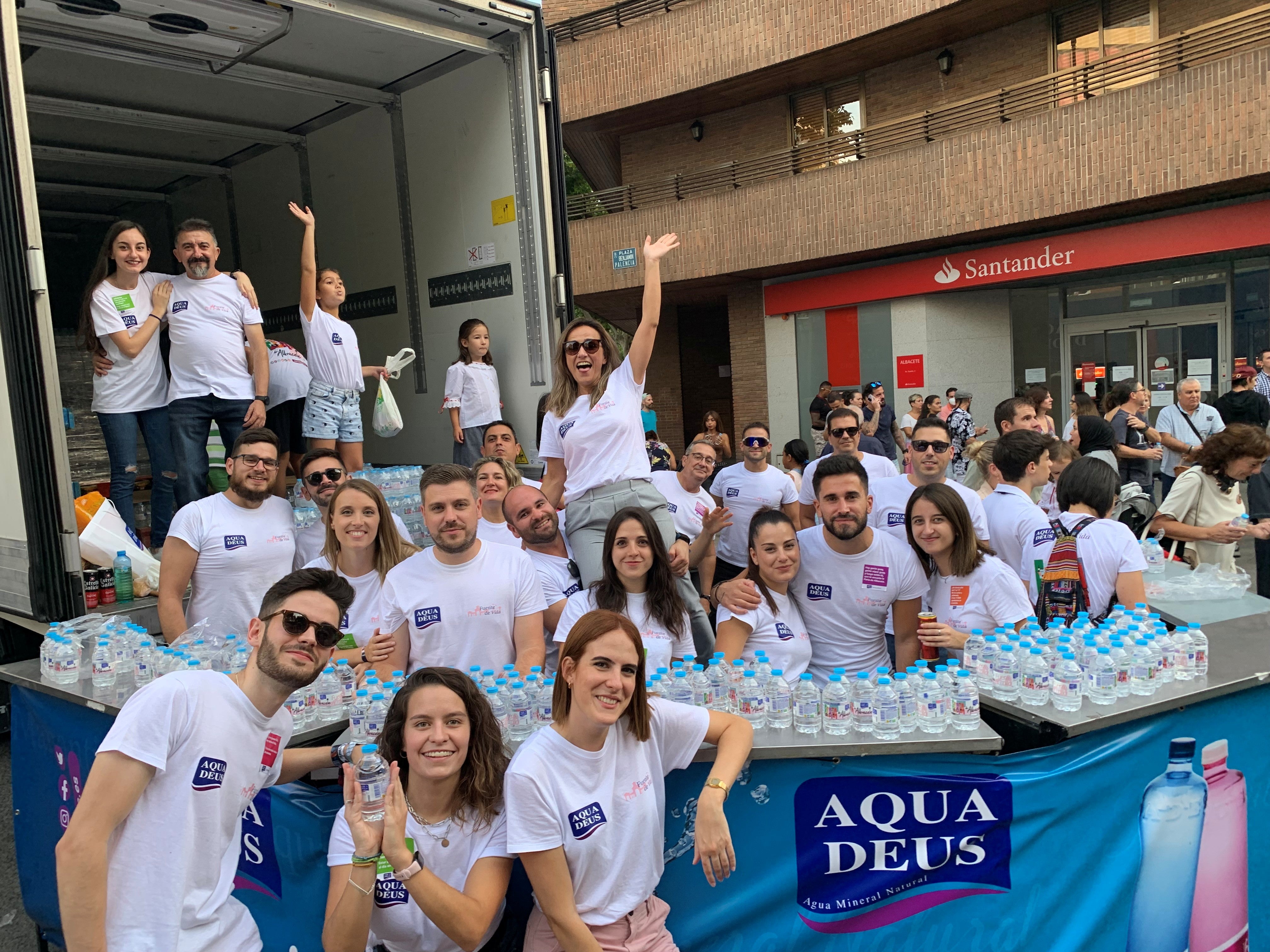 Aquadeus vuelve a refrescar la Feria de Albacete con el reparto gratuito de agua Aquadeus vuelve a refrescar la Feria de Albacete con el reparto gratuito de agua