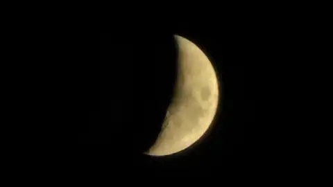 Eclipse lunar eclipsado por las nubes de esta mañana en la costa alicantina Eclipse lunar eclipsado por las nubes de esta mañana en la costa alicantina