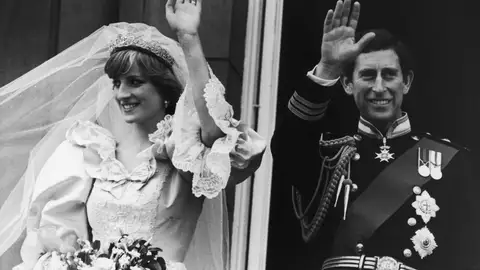 El divorcio que sacudió a la Corona británica cumple 30 años Prince Charles and Princess Diana at Wedding/ Getty Images