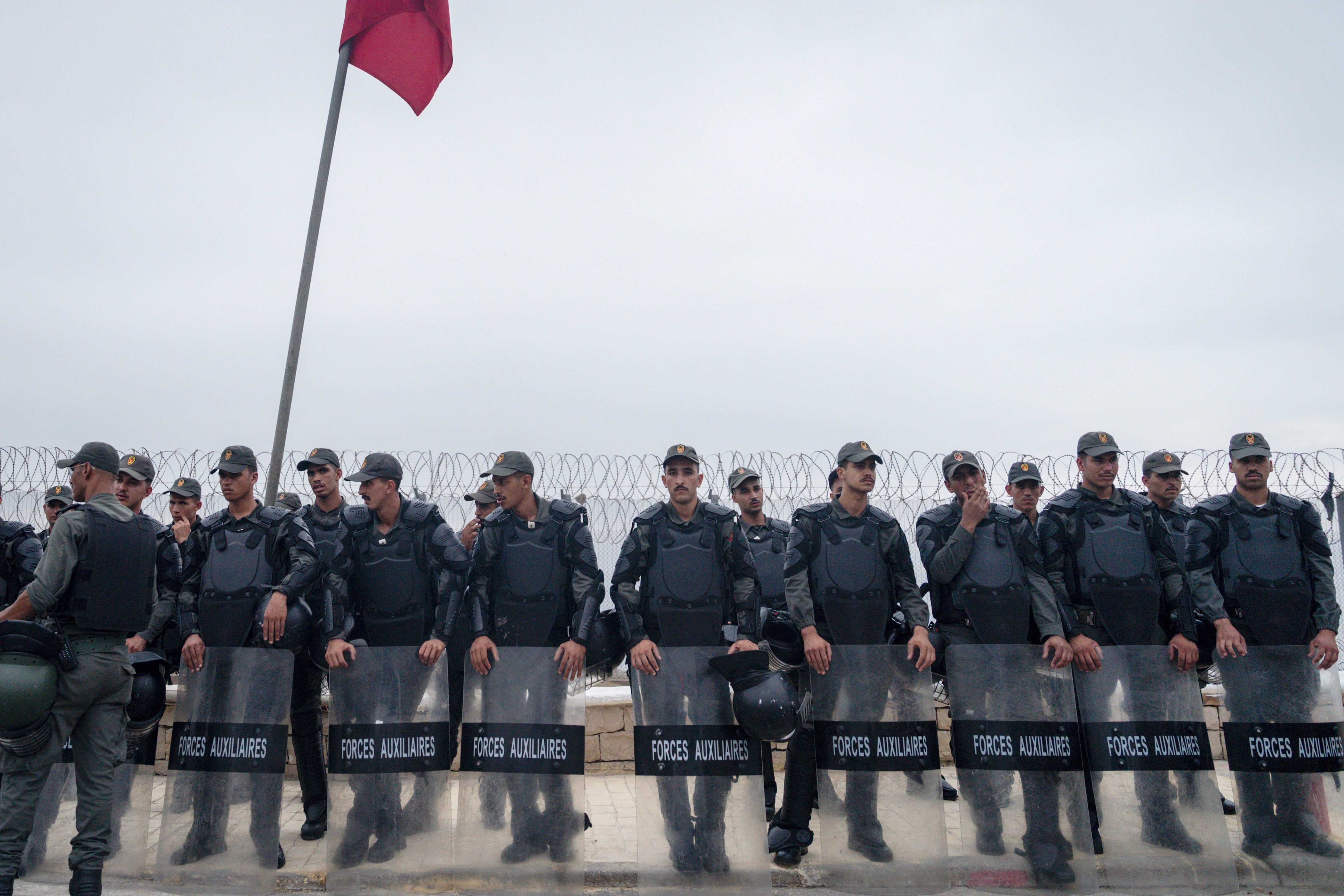 Policías marroquíes en la frontera con España. Policías marroquíes en la frontera con España.