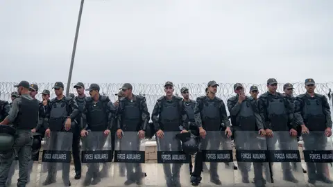 Policías marroquíes en la frontera con España. Policías marroquíes en la frontera con España.