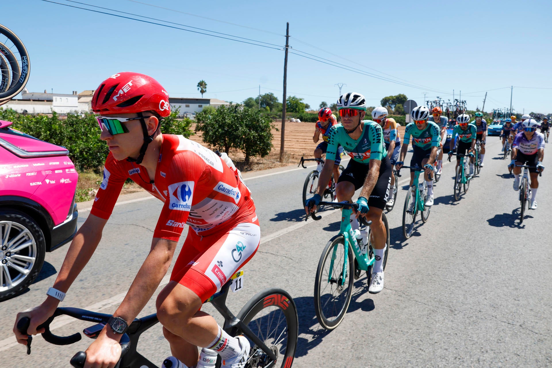El ciclista esloveno Tadej Pogacar (I), del UAE Emiratos durante la 8.ª etapa del La Vuelta entre Pucol y Xeraco, España. El ciclista esloveno Tadej Pogacar (I), del UAE Emiratos durante la 8.ª etapa del La Vuelta entre Pucol y Xeraco, España.