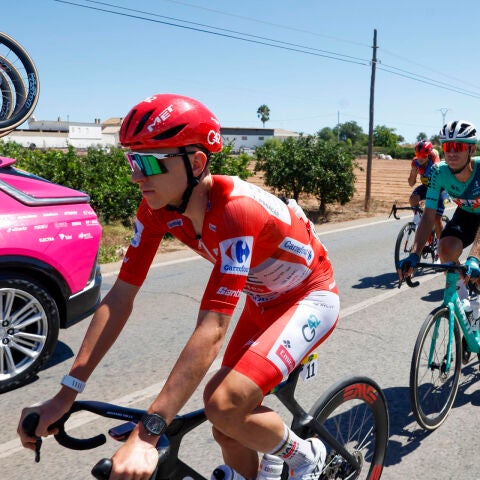 El ciclista esloveno Tadej Pogacar (I), del UAE Emiratos durante la 8.ª etapa del La Vuelta entre Pucol y Xeraco, España. 