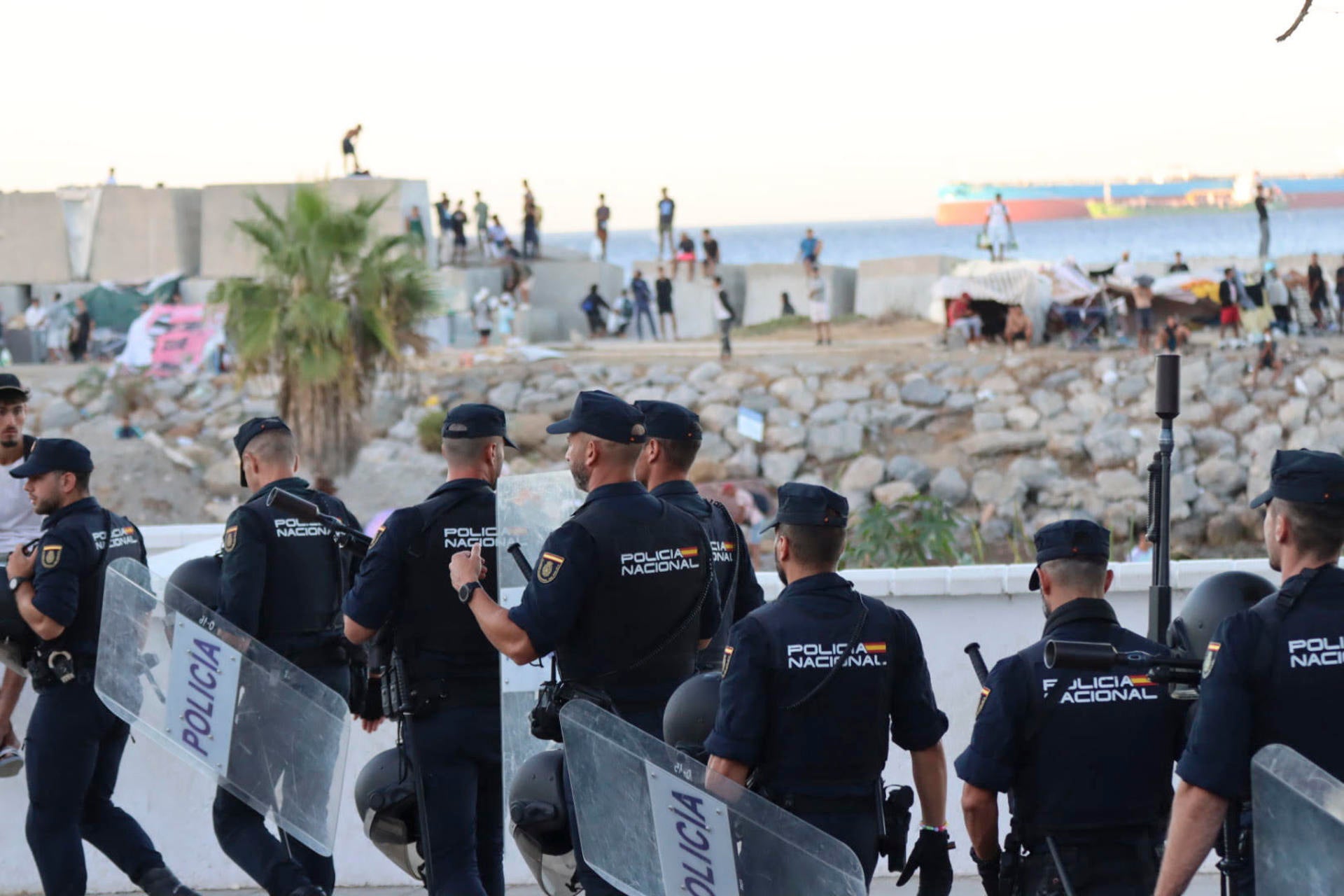 La Policía Nacional controla las inmediaciones de la playa del Trampolín para evitar posibles incidentes entre los migrantes y los manifestantes La Policía Nacional controla las inmediaciones de la playa del Trampolín para evitar posibles incidentes entre los migrantes y los manifestantes