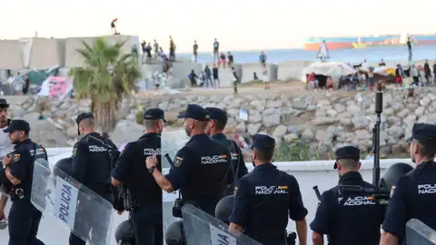 La Policía Nacional controla las inmediaciones de la playa del Trampolín para evitar posibles incidentes entre los migrantes y los manifestantes La Policía Nacional controla las inmediaciones de la playa del Trampolín para evitar posibles incidentes entre los migrantes y los manifestantes