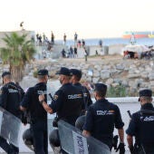 La Policía Nacional controla las inmediaciones de la playa del Trampolín para evitar posibles incidentes entre los migrantes y los manifestantes
