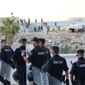 La Policía Nacional controla las inmediaciones de la playa del Trampolín para evitar posibles incidentes entre los migrantes y los manifestantes La Policía Nacional controla las inmediaciones de la playa del Trampolín para evitar posibles incidentes entre los migrantes y los manifestantes
