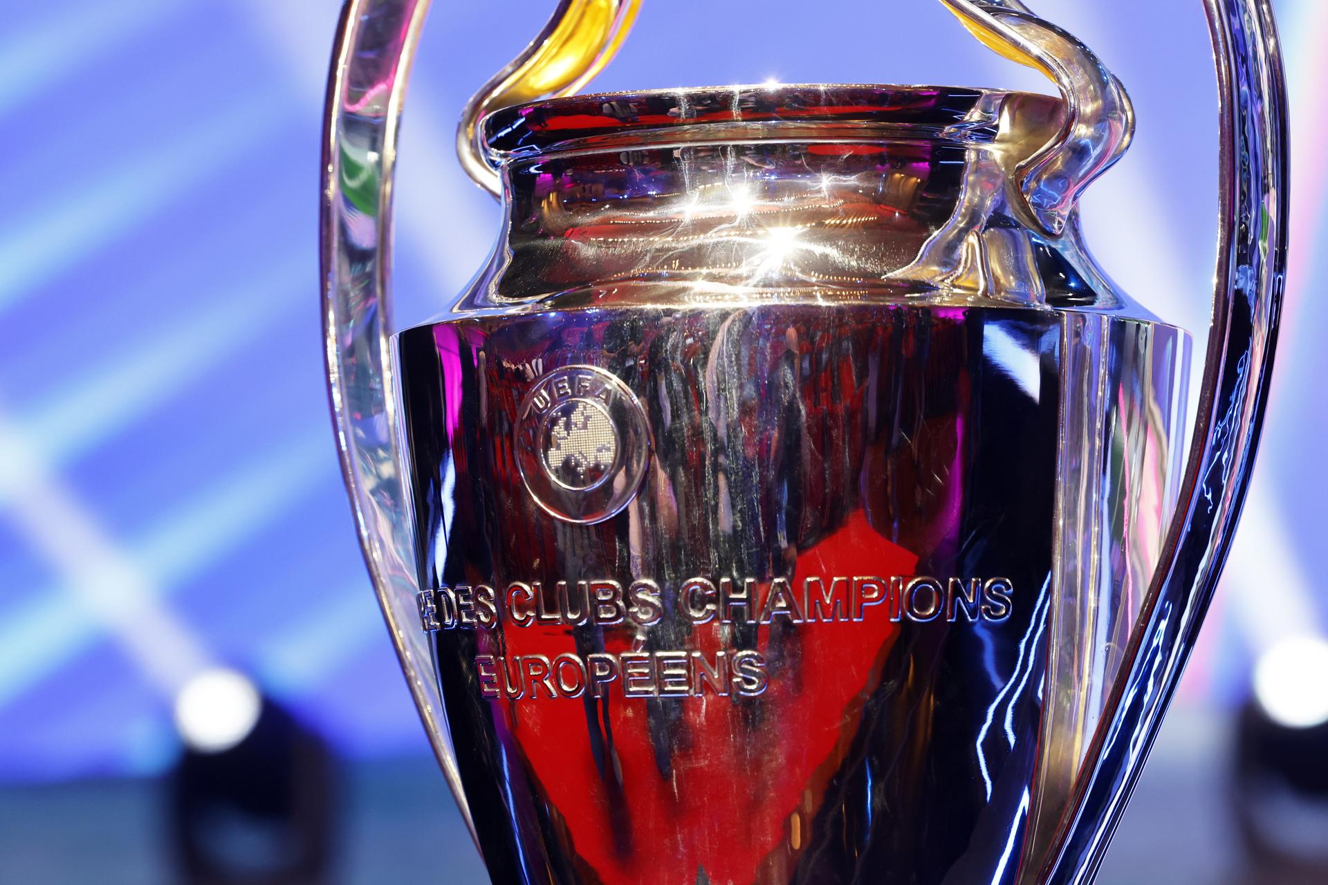 El trofeo de la Liga de Campeones reposa en el escenario antes del sorteo de la fase de grupos de la UEFA Champions League 2026/27 en el Grimaldi Forum de Mónaco, el 27 de agosto de 2026 El trofeo de la Liga de Campeones reposa en el escenario antes del sorteo de la fase de grupos de la UEFA Champions League 2026/27 en el Grimaldi Forum de Mónaco, el 27 de agosto de 2026