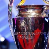 El trofeo de la Liga de Campeones reposa en el escenario antes del sorteo de la fase de grupos de la UEFA Champions League 2026/27 en el Grimaldi Forum de Mónaco, el 27 de agosto de 2026