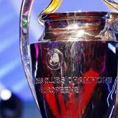 El trofeo de la Liga de Campeones reposa en el escenario antes del sorteo de la fase de grupos de la UEFA Champions League 2026/27 en el Grimaldi Forum de Mónaco, el 27 de agosto de 2026 El trofeo de la Liga de Campeones reposa en el escenario antes del sorteo de la fase de grupos de la UEFA Champions League 2026/27 en el Grimaldi Forum de Mónaco, el 27 de agosto de 2026
