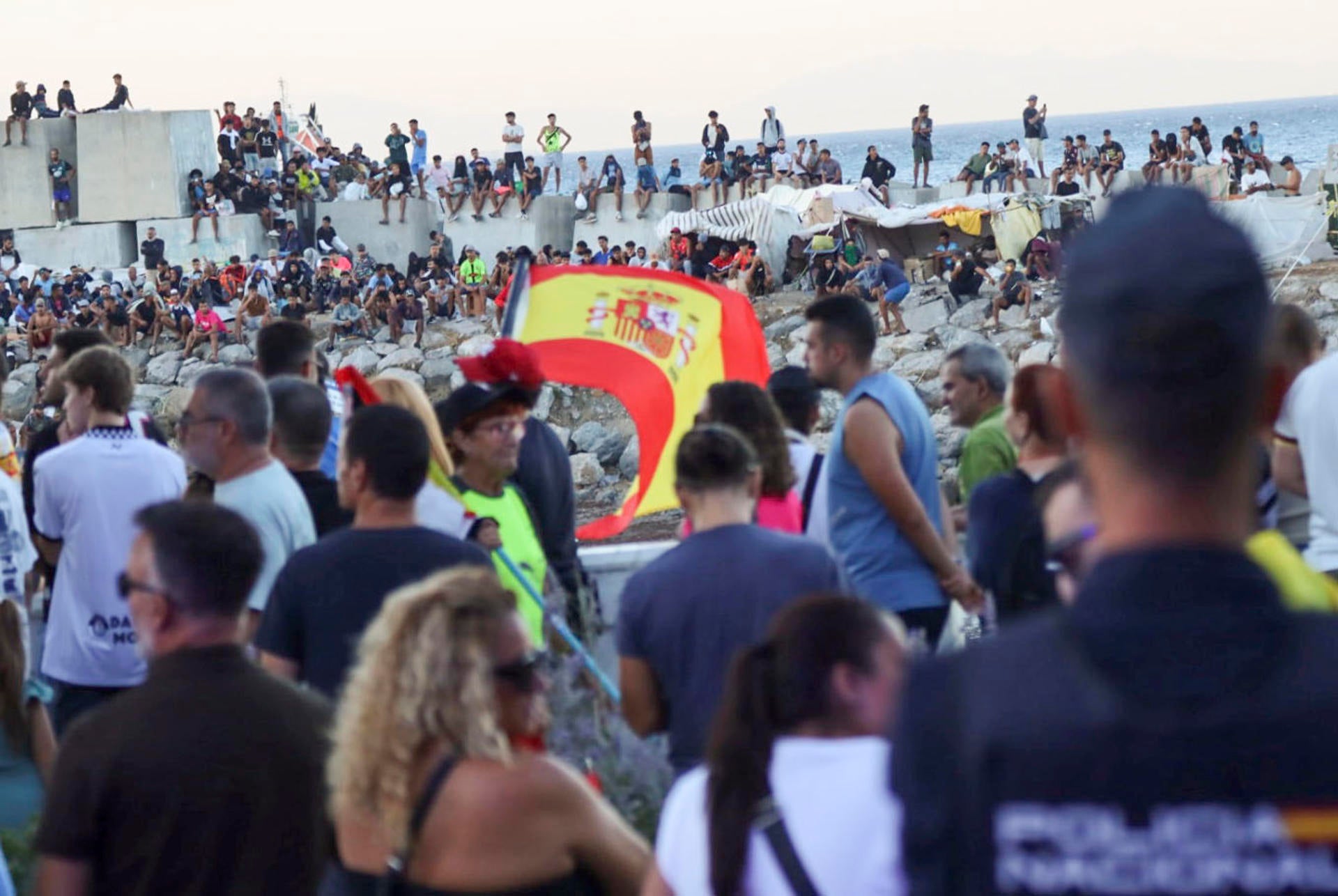Protestas en Ceuta contra la crisis migratoria este viernes en la playa de El Trampolín. Protestas en Ceuta contra la crisis migratoria este viernes en la playa de El Trampolín.