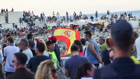 Protestas en Ceuta contra la crisis migratoria este viernes en la playa de El Trampolín. Protestas en Ceuta contra la crisis migratoria este viernes en la playa de El Trampolín.