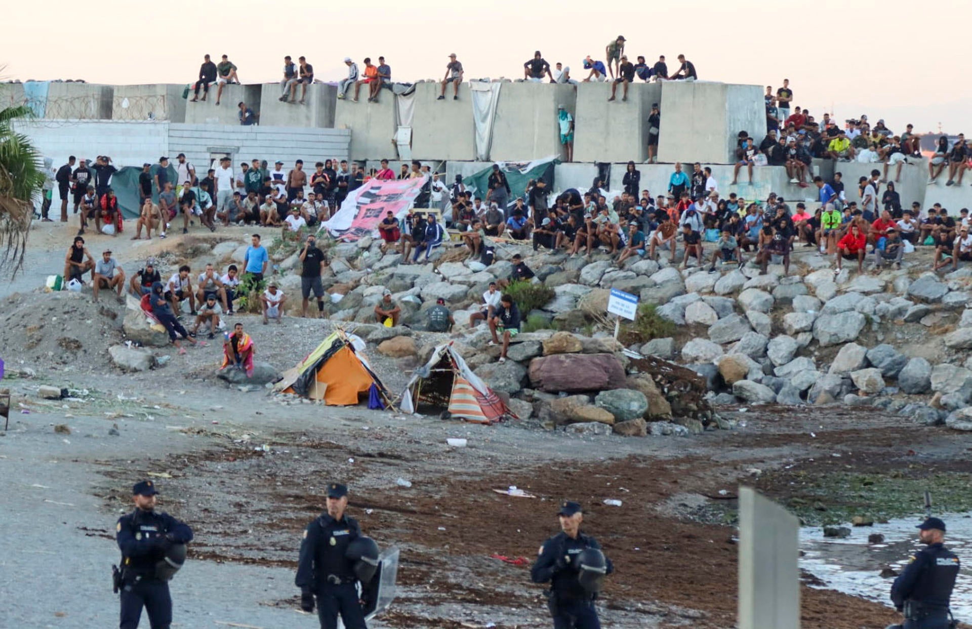 Un mes de crisis migratoria: Ceuta sigue desbordada, aumentan las protestas y el Gobierno autonómico exige un plan de devoluciones Un mes de crisis migratoria: Ceuta sigue desbordada, aumentan las protestas y el Gobierno autonómico exige un plan de devoluciones