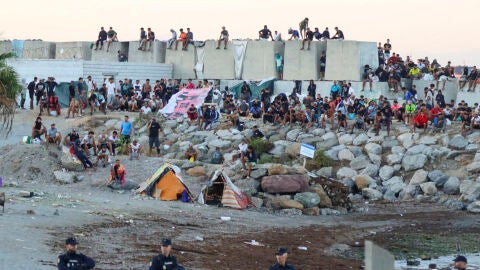 La Policía Nacional en las inmediaciones de la Playa El Trampolín, donde se agrupan la mayoría de inmigrantes La Policía Nacional en las inmediaciones de la Playa El Trampolín, donde se agrupan la mayoría de inmigrantes