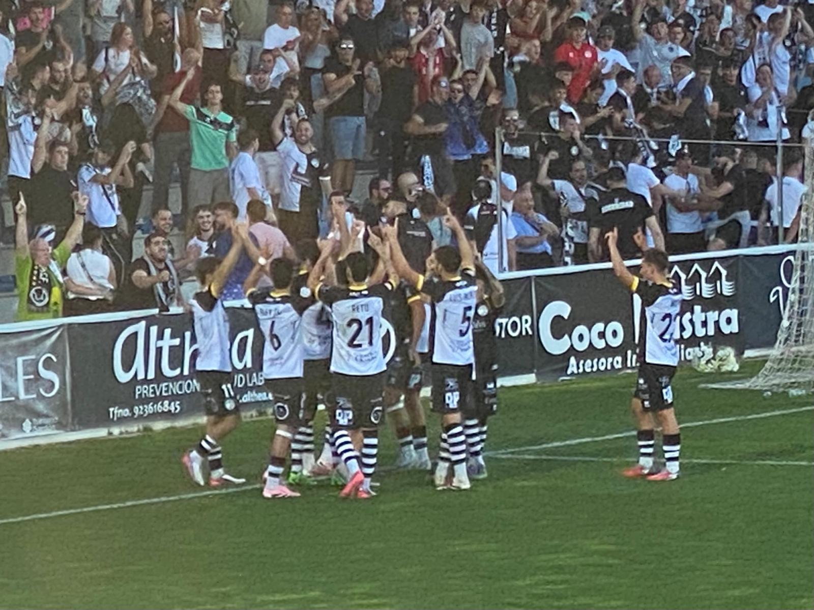 Los jugadores del equipo blanquinegro celebran el gol conseguido este fin de semana, dedicado a la Unión Deportiva Salamanca Los jugadores del equipo blanquinegro celebran el gol conseguido este fin de semana, dedicado a la Unión Deportiva Salamanca