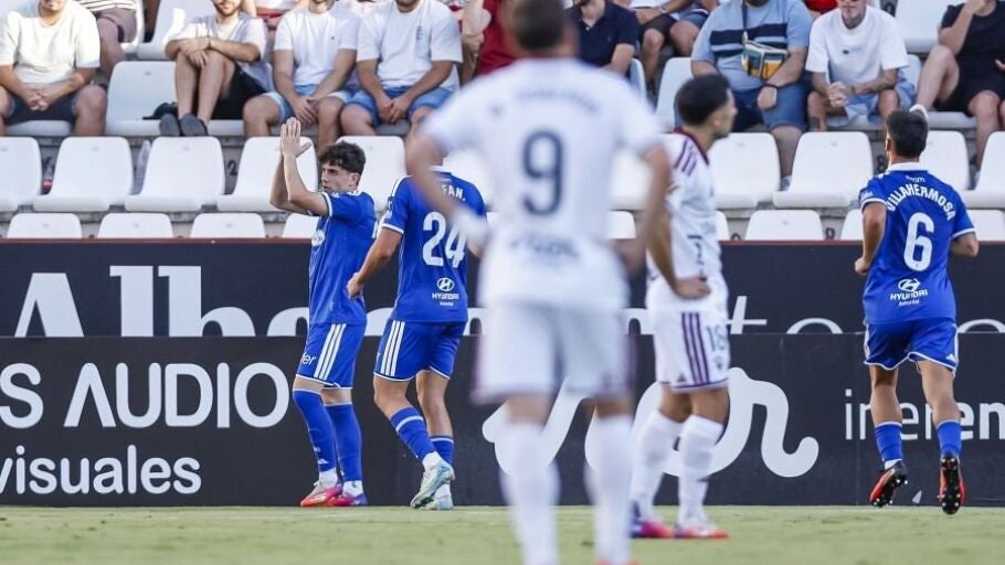 Pablo S&aacute;enz celebra el gol del Oviedo al Albacete