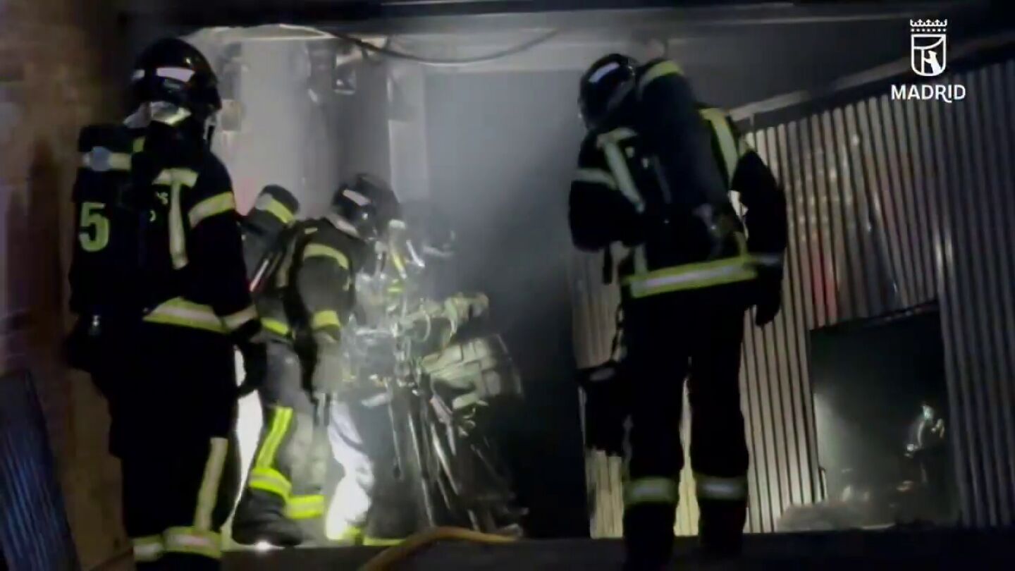 Muere un joven tras incendiarse unos trasteros con bicicletas el&eacute;ctricas en Arganzuela